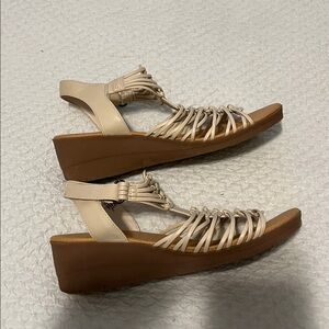 NWOT Baretraps Kendra Cream Sandals